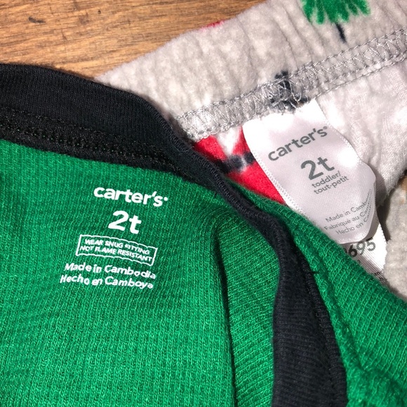 Carters size 2T adorable Christmas pajama set - Picture 3 of 5